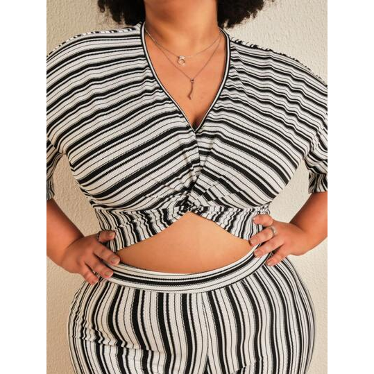 SHEIN Blusa cropped listrada detalhe transpassado Curve
