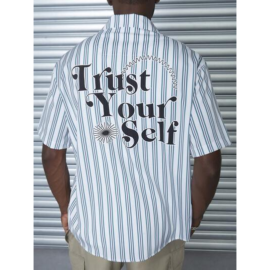 SHEIN Camisa Trust Your Self Listras Oversized Masculino Manga Curta